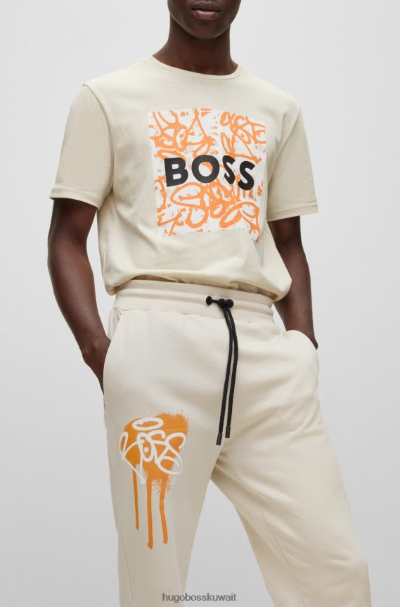 4TFNJN1905 البيج الفاتح Hugo Boss هوغو بنطلون رياضي مريح باللون البيج الفاتح مع أعمال فنية على الجدران