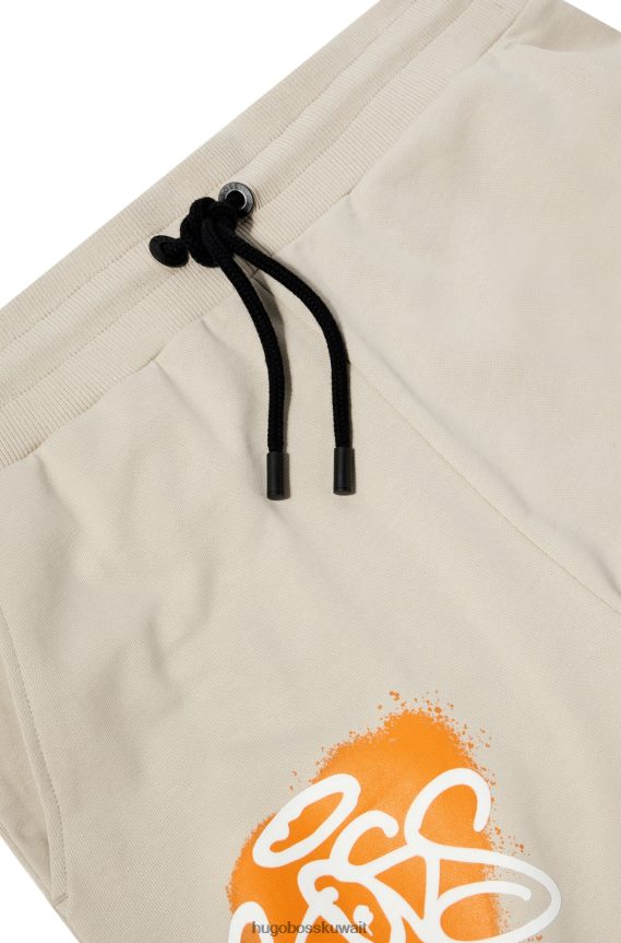 4TFNJN1905 البيج الفاتح Hugo Boss هوغو بنطلون رياضي مريح باللون البيج الفاتح مع أعمال فنية على الجدران