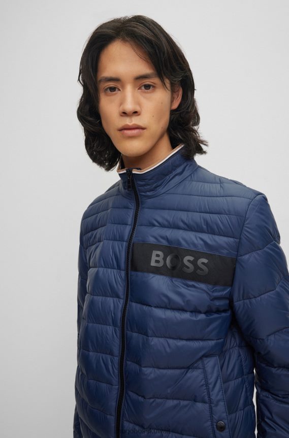4TFNJN1973 أزرق غامق Hugo Boss سترة هوغو مبطنة مقاومة للماء باللون الأزرق الداكن مع شريط شعار ثلاثي الأبعاد