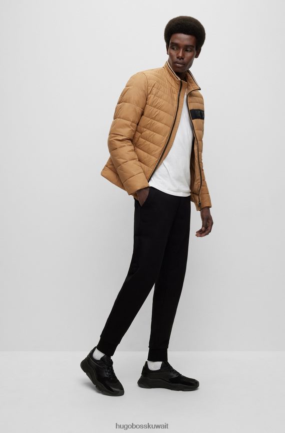 4TFNJN1974 اللون البيج Hugo Boss هوغو سترة مبطنة طاردة للماء مع شريط شعار ثلاثي الأبعاد، بيج