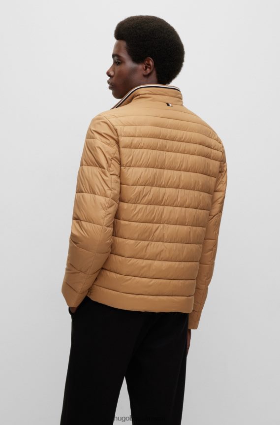 4TFNJN1974 اللون البيج Hugo Boss هوغو سترة مبطنة طاردة للماء مع شريط شعار ثلاثي الأبعاد، بيج