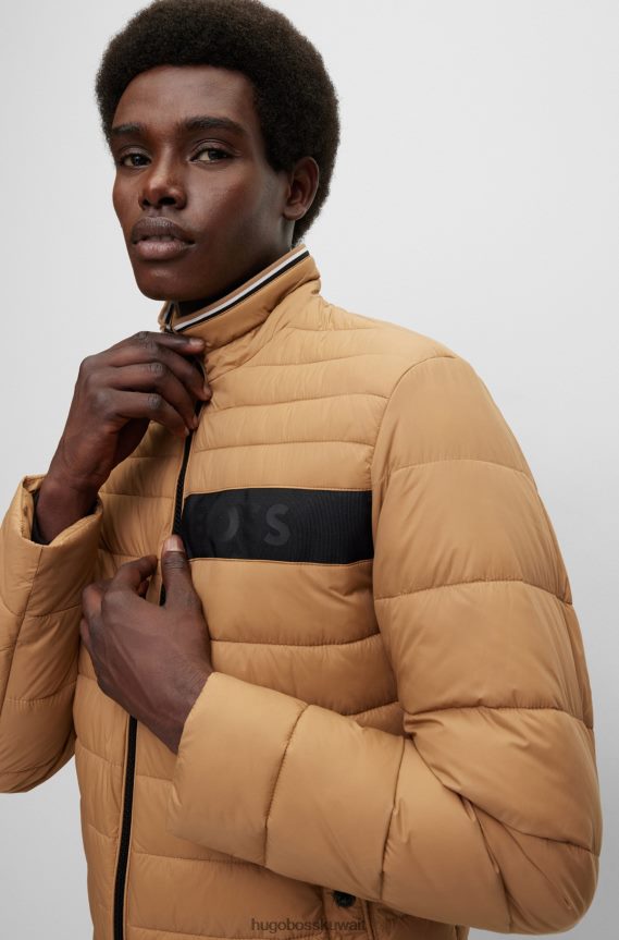 4TFNJN1974 اللون البيج Hugo Boss هوغو سترة مبطنة طاردة للماء مع شريط شعار ثلاثي الأبعاد، بيج
