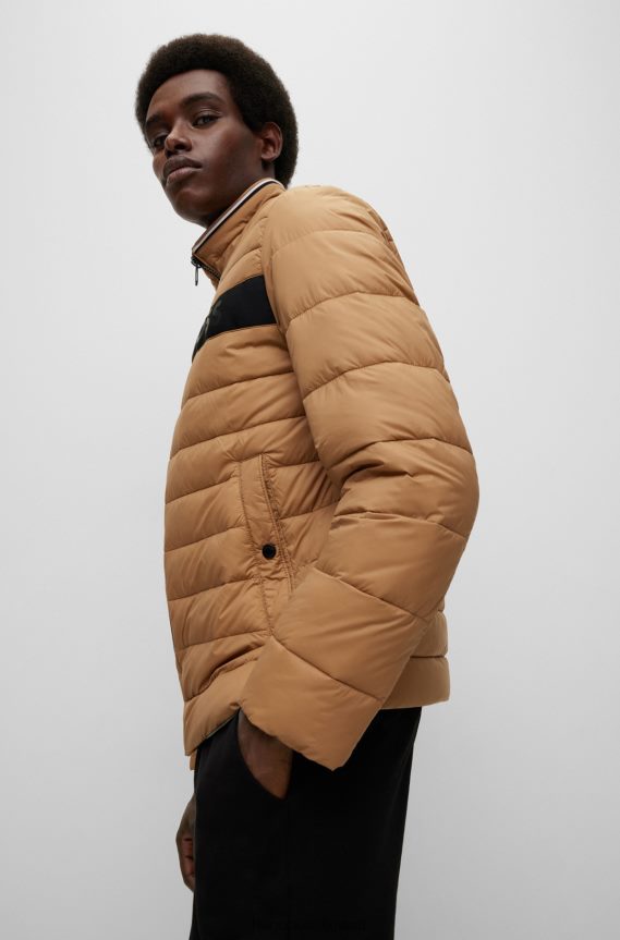 4TFNJN1974 اللون البيج Hugo Boss هوغو سترة مبطنة طاردة للماء مع شريط شعار ثلاثي الأبعاد، بيج