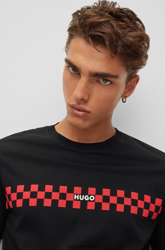4TFNJN2020 أسود Hugo Boss تي شيرت أسود بقصة عادية من القطن مع شعار Hugo الفني