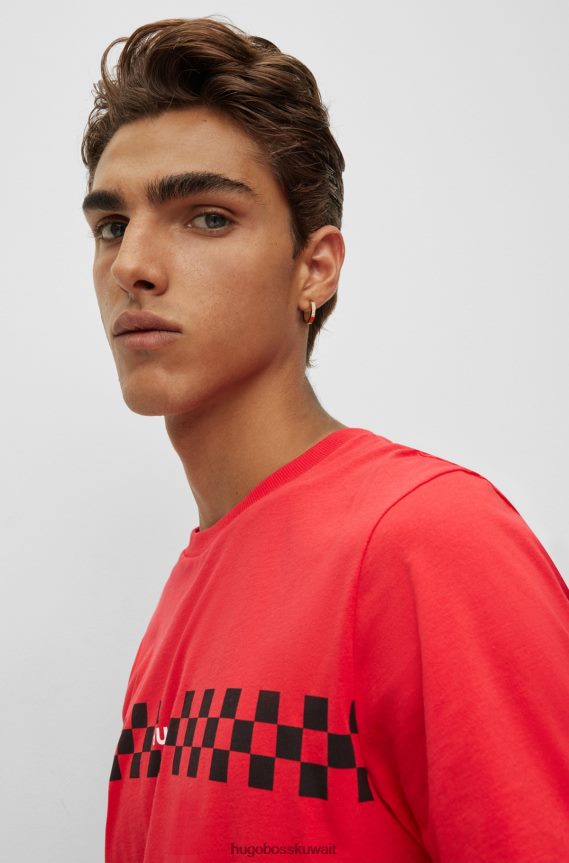 4TFNJN2021 أحمر Hugo Boss تي شيرت بقصة عادية من القطن مع شعار عمل فني باللون الأحمر