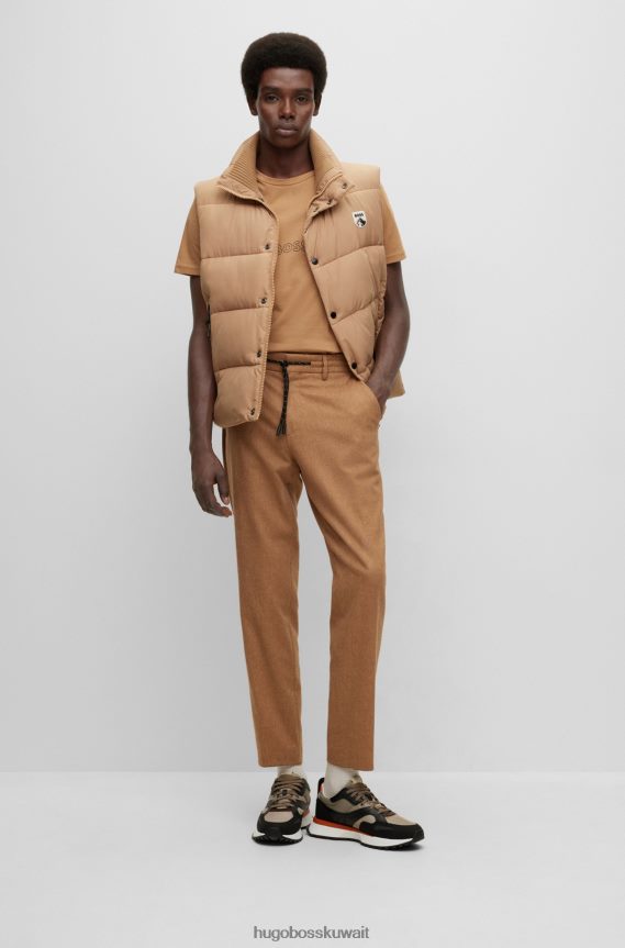 4TFNJN2036 اللون البيج Hugo Boss بنطلون هوغو بيج بقصة ضيقة مصنوع من قماش مطاطي عالي الأداء