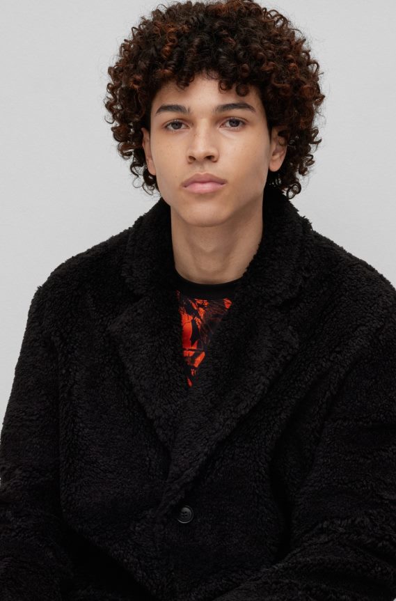 4TFNJN2069 أسود Hugo Boss معطف أسود بقصة عادية مصنوع من قماش تيدي هوغو