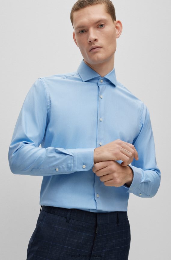 4TFNJN2071 أزرق فاتح Hugo Boss قميص هوغو ذو قصة عادية باللون الأزرق الفاتح مصنوع من نسيج قطني مطاطي سهل الكي