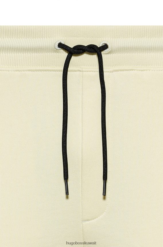 4TFNJN2078 أصفر فاتح Hugo Boss قطعة سفلية من بدلة رياضية من القطن باللون الأصفر الفاتح من Hugo مع رقعة شعار حمراء