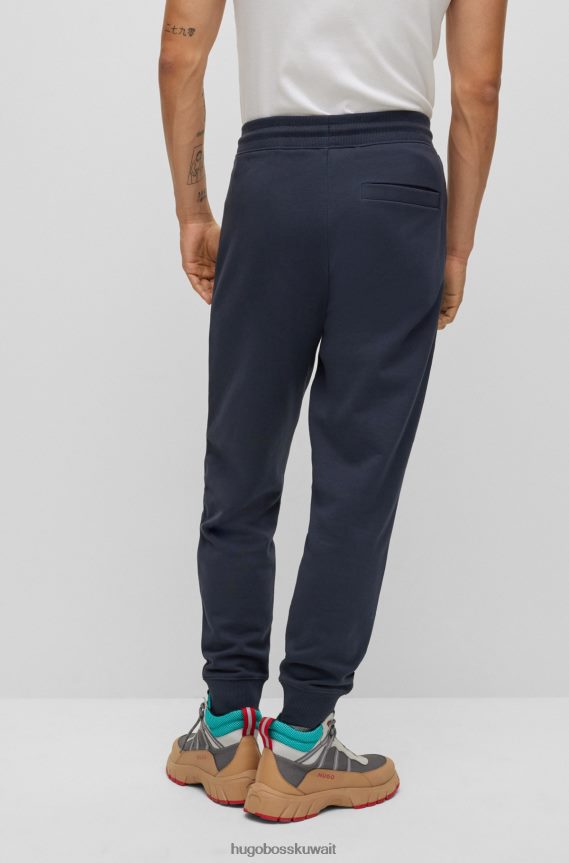 4TFNJN2079 أزرق غامق Hugo Boss سروال رياضي من القطن من Hugo مع رقعة شعار حمراء باللون الأزرق الداكن