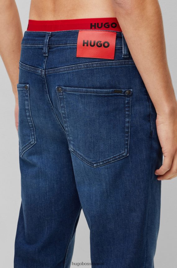 4TFNJN2088 أزرق غامق Hugo Boss جينز بقصة عادية باللون الأزرق من قماش الدنيم المطاطي المريح هوغو باللون الأزرق الداكن