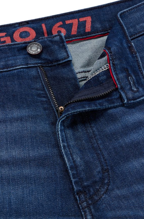 4TFNJN2088 أزرق غامق Hugo Boss جينز بقصة عادية باللون الأزرق من قماش الدنيم المطاطي المريح هوغو باللون الأزرق الداكن