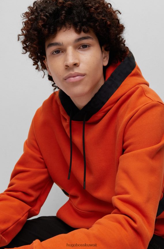 4TFNJN2089 برتقالي قاتم Hugo Boss هوديي من القطن العضوي باللون البرتقالي الداكن مع حواف بشريط الشعار