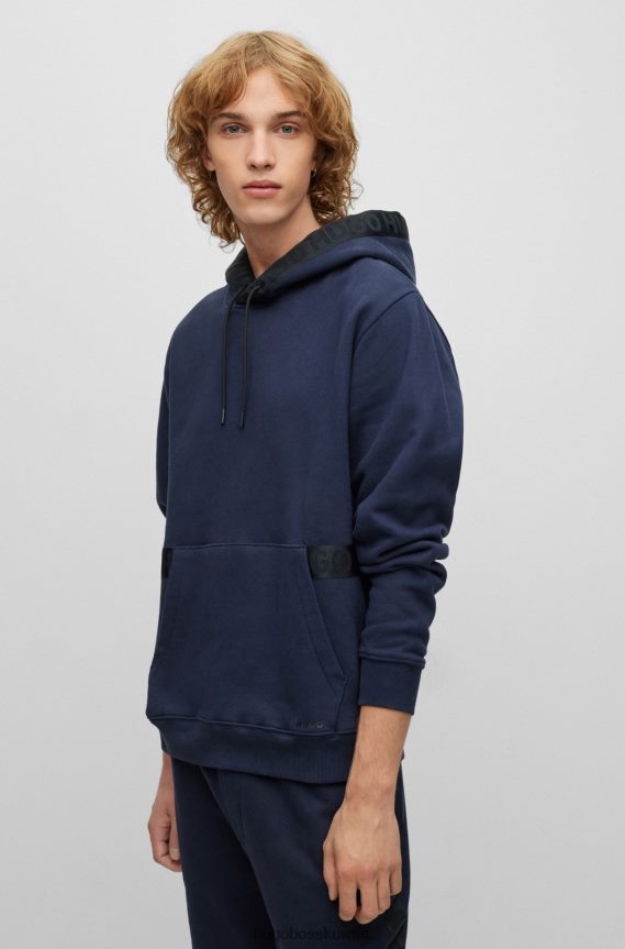 4TFNJN2090 أزرق غامق Hugo Boss هوغو هوديي من القطن العضوي باللون الأزرق الداكن مع حواف بشريط الشعار