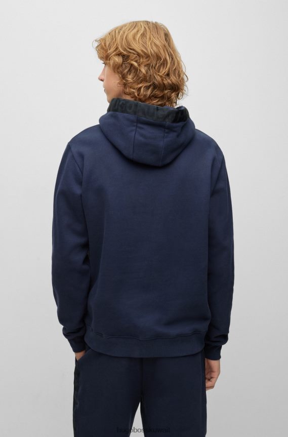 4TFNJN2090 أزرق غامق Hugo Boss هوغو هوديي من القطن العضوي باللون الأزرق الداكن مع حواف بشريط الشعار