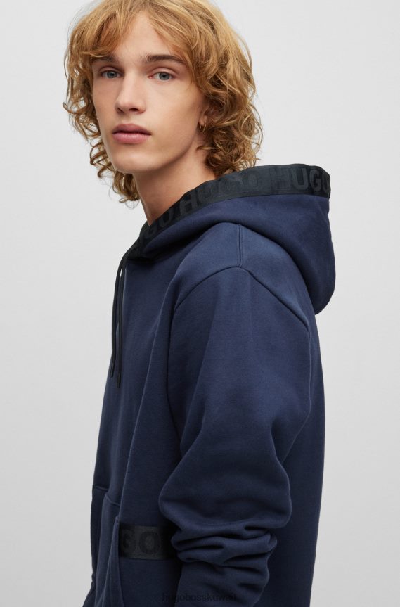 4TFNJN2090 أزرق غامق Hugo Boss هوغو هوديي من القطن العضوي باللون الأزرق الداكن مع حواف بشريط الشعار