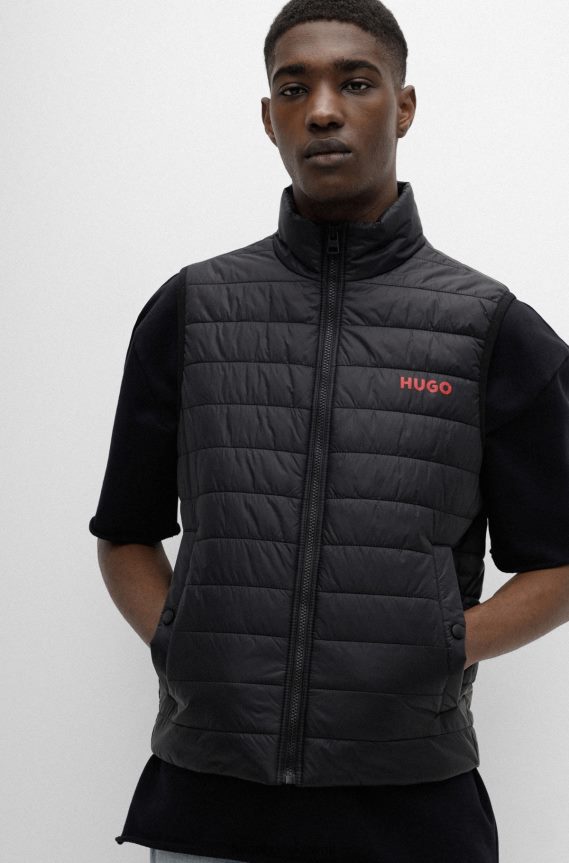 4TFNJN2092 أسود Hugo Boss جيليه مبطن طارد للماء بقصة ضيقة مع شعار متباين باللون الأسود