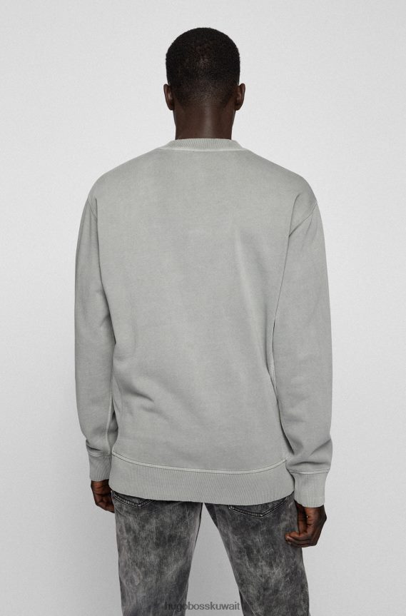 4TFNJN2097 رمادي Hugo Boss سويت شيرت هوغو برقبة دائرية من قماش تيري الفرنسي مع شعار متعدد الطبقات باللون الرمادي