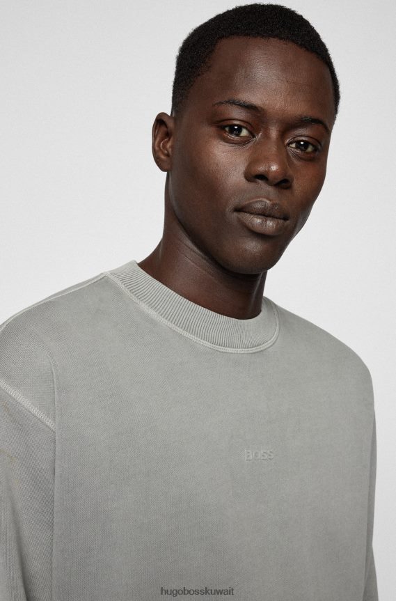 4TFNJN2097 رمادي Hugo Boss سويت شيرت هوغو برقبة دائرية من قماش تيري الفرنسي مع شعار متعدد الطبقات باللون الرمادي