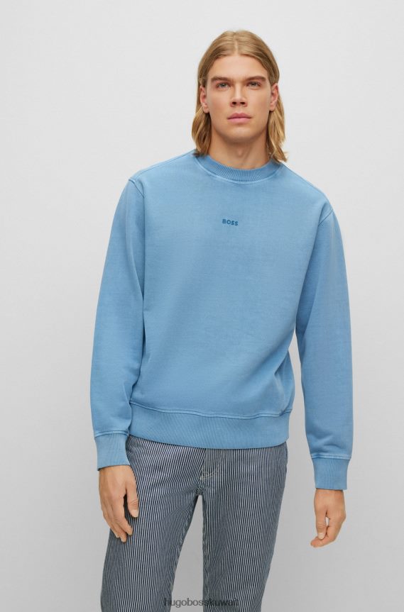 4TFNJN2099 أزرق Hugo Boss سويت شيرت أزرق برقبة دائرية مصنوع من قماش تيري الفرنسي مع شعار هوغو متعدد الطبقات