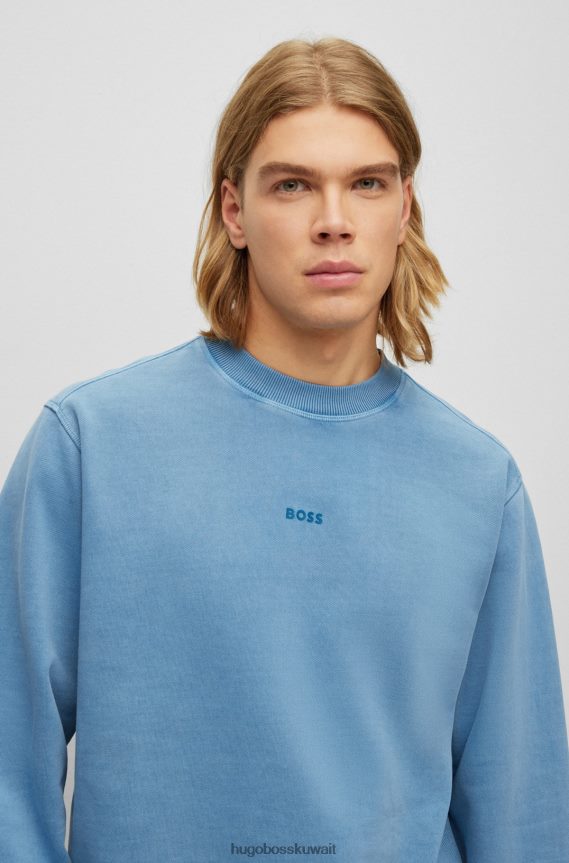 4TFNJN2099 أزرق Hugo Boss سويت شيرت أزرق برقبة دائرية مصنوع من قماش تيري الفرنسي مع شعار هوغو متعدد الطبقات