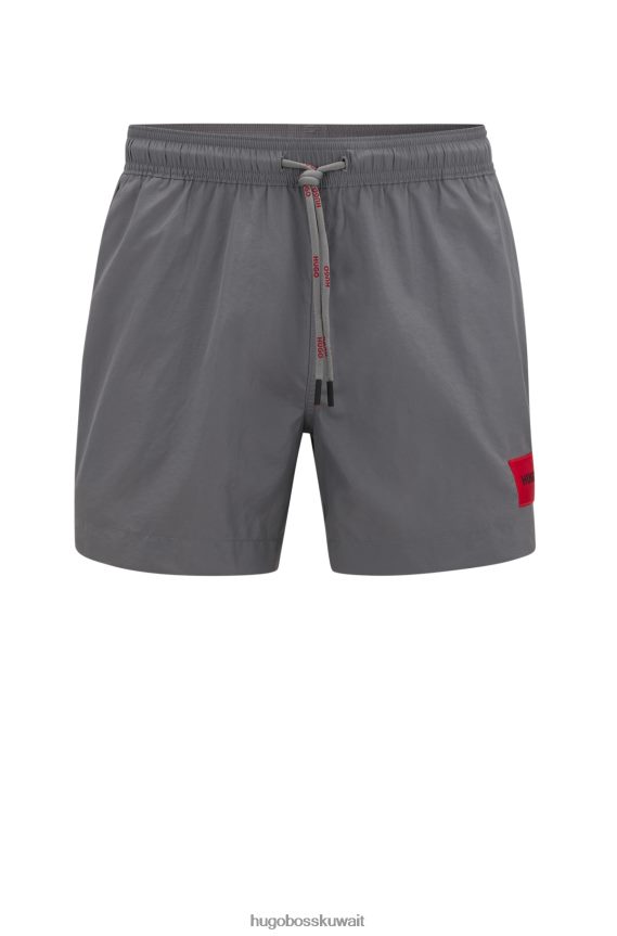 4TFNJN2133 الرمادي الداكن Hugo Boss شورت سباحة هوغو رمادي داكن سريع الجفاف مع ملصق شعار أحمر