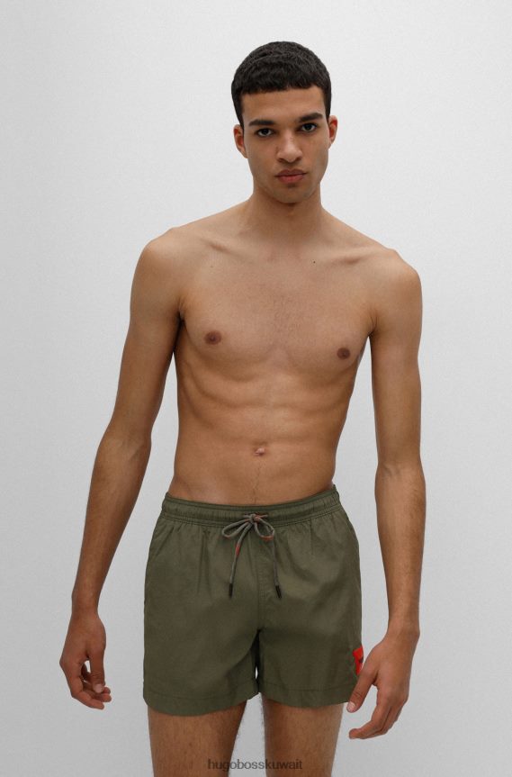 4TFNJN2138 الكاكي Hugo Boss شورت سباحة سريع الجفاف مع شعار أحمر هوغو كاكي