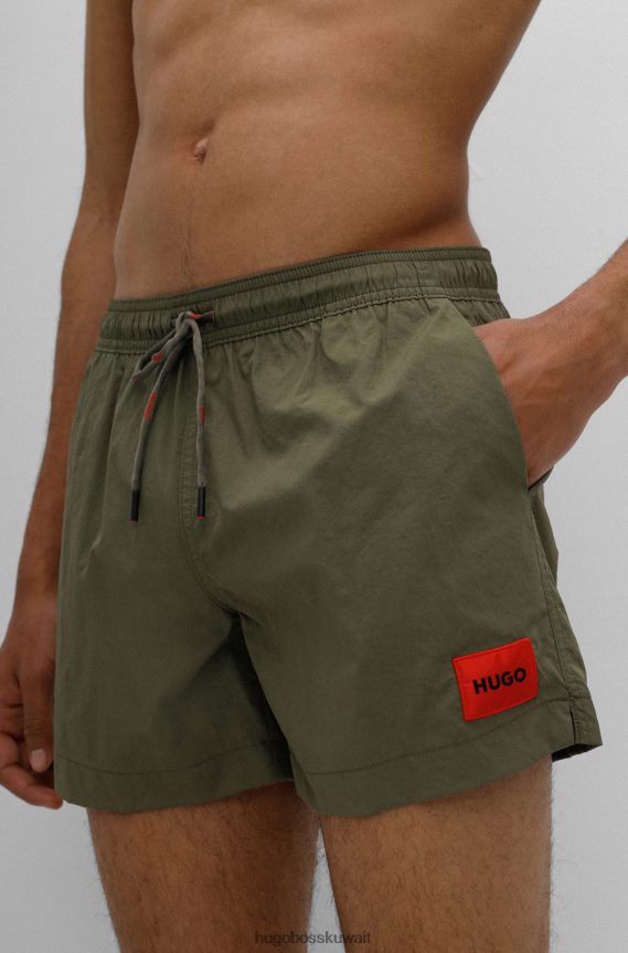 4TFNJN2138 الكاكي Hugo Boss شورت سباحة سريع الجفاف مع شعار أحمر هوغو كاكي
