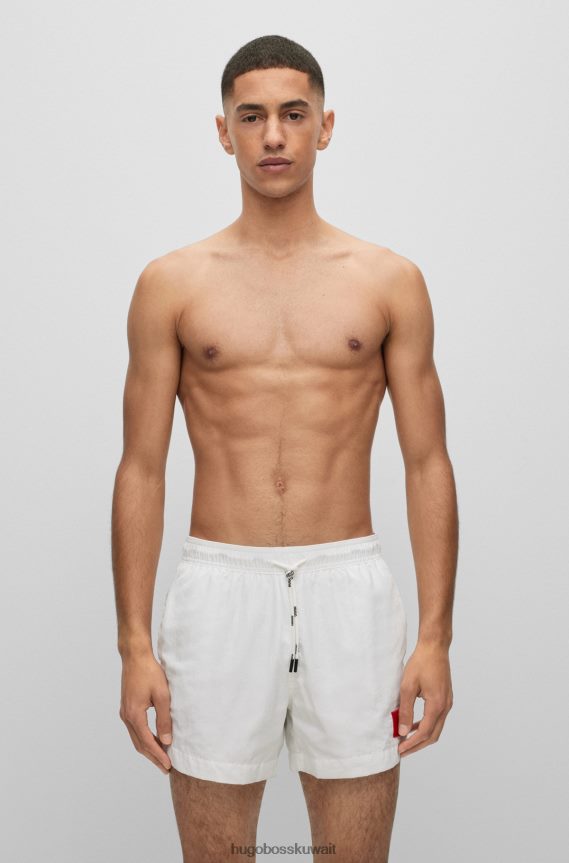 4TFNJN2139 أبيض Hugo Boss شورت سباحة هوغو أبيض سريع الجفاف مع ملصق شعار أحمر