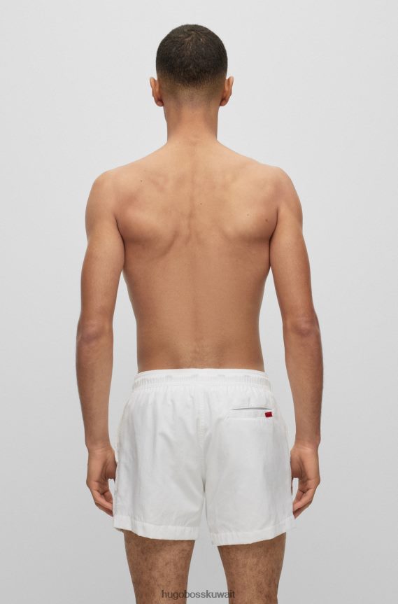 4TFNJN2139 أبيض Hugo Boss شورت سباحة هوغو أبيض سريع الجفاف مع ملصق شعار أحمر