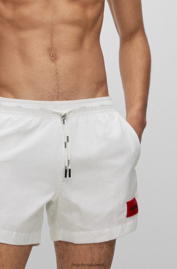 4TFNJN2139 أبيض Hugo Boss شورت سباحة هوغو أبيض سريع الجفاف مع ملصق شعار أحمر