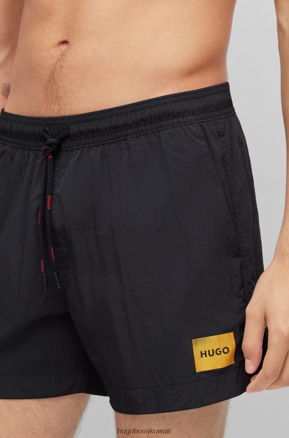 4TFNJN2140 أسود Hugo Boss هوغو شورت سباحة أسود سريع الجفاف مع ملصق شعار أحمر