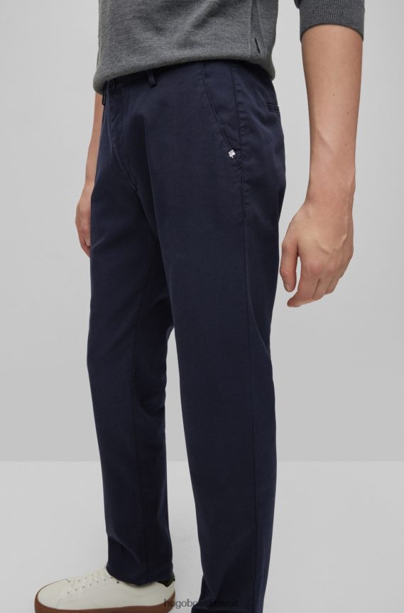 4TFNJN2160 أزرق غامق Hugo Boss تشينو بقصّة ضيّقة مصنوع من قطن الغبردين الأزرق المرن