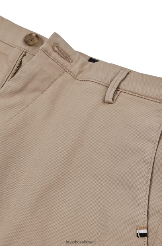 4TFNJN2161 البيج الفاتح Hugo Boss بنطال تشينو باللون البيج الفاتح مصنوع من قماش الجبردين القطني المطاطي