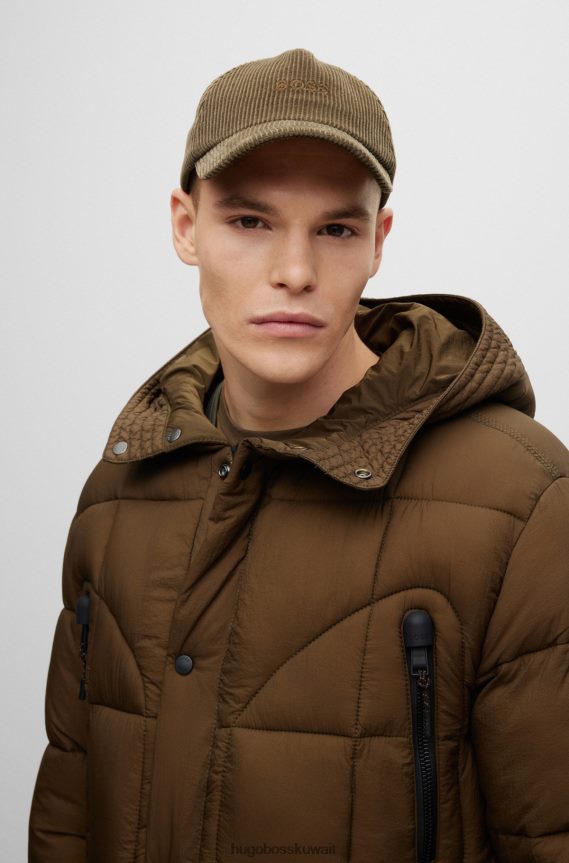 4TFNJN2163 أخضر غامق Hugo Boss سترة هوغو باركا خضراء داكنة مقاومة للماء مع بقع على المرفق