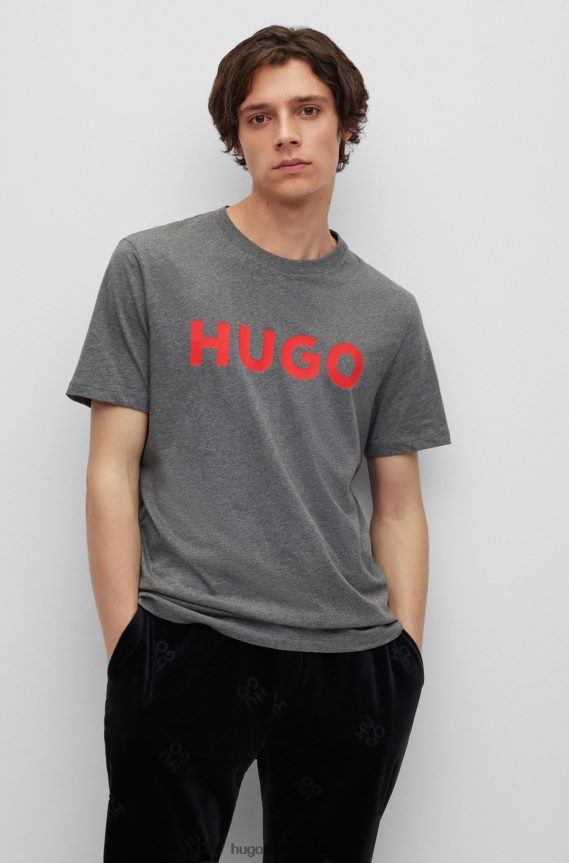 4TFNJN2172 الرمادي الداكن Hugo Boss تي شيرت من الجيرسي القطني بقصة عادية مع شعار متباين باللون الرمادي الداكن