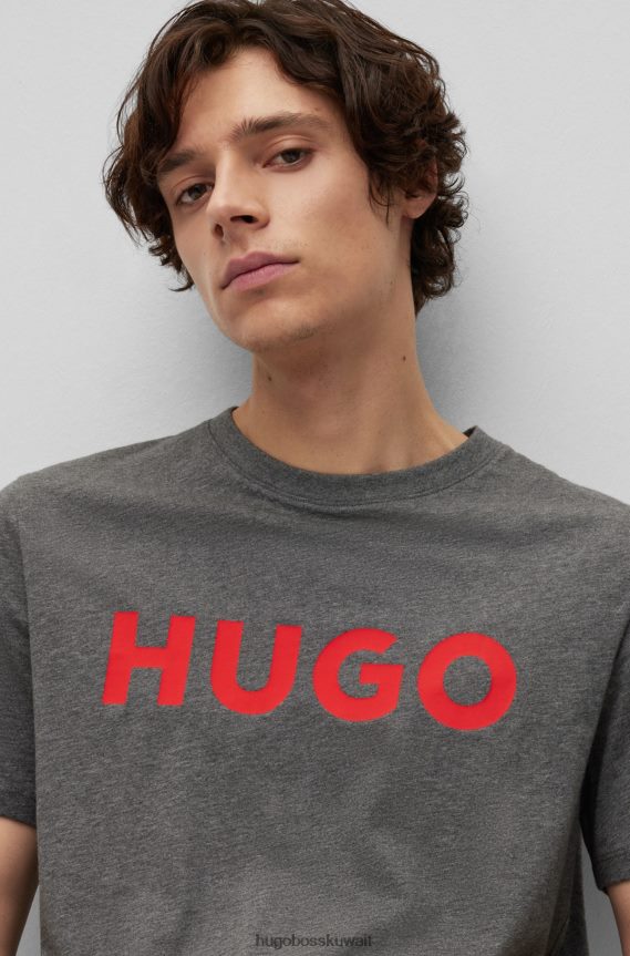 4TFNJN2172 الرمادي الداكن Hugo Boss تي شيرت من الجيرسي القطني بقصة عادية مع شعار متباين باللون الرمادي الداكن
