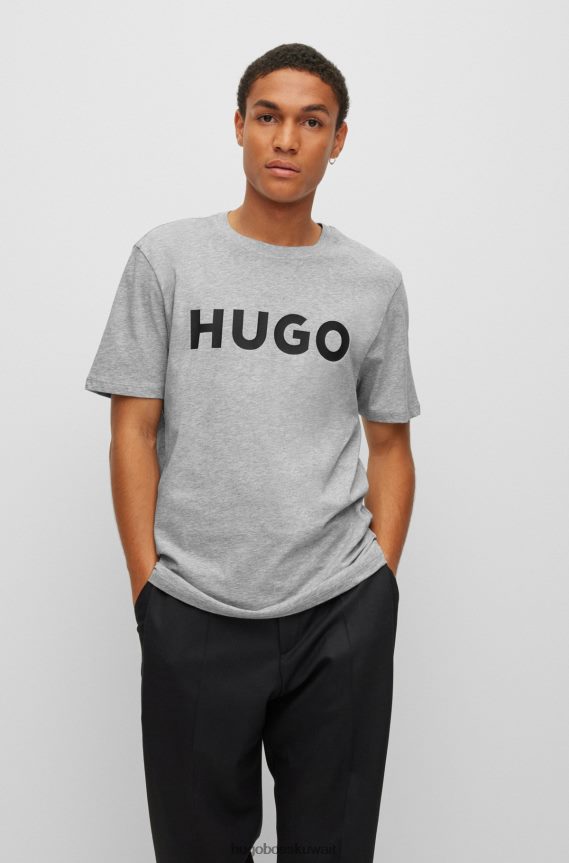 4TFNJN2179 رمادي فاتح Hugo Boss تي شيرت من الجيرسي القطني باللون الرمادي الفاتح بقصة عادية مع شعار Hugo بلون متباين