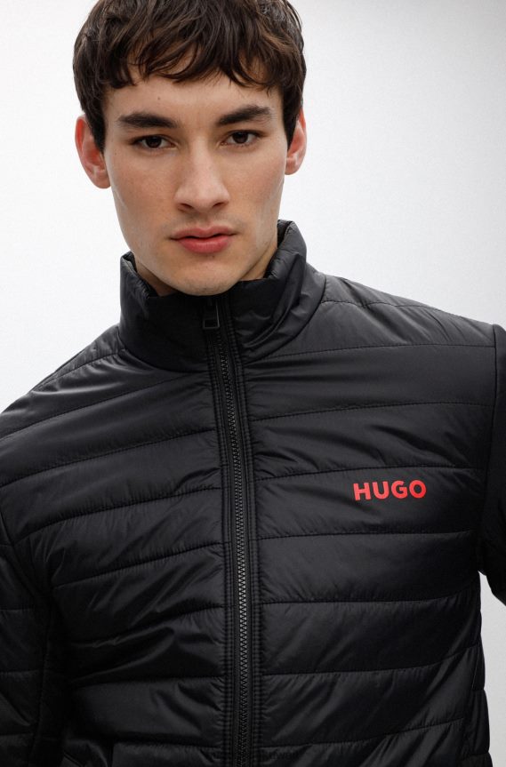 4TFNJN2211 أسود Hugo Boss سترة مبطنة سوداء مقاومة للماء مع طباعة شعار هوغو