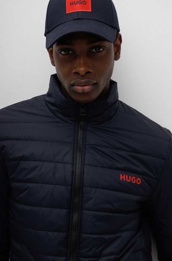 4TFNJN2213 أزرق غامق Hugo Boss سترة هوغو مبطنة مقاومة للماء باللون الأزرق الداكن مع طباعة الشعار