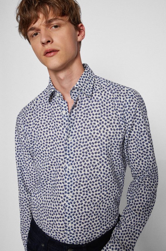 4TFNJN2217 أزرق Hugo Boss قميص أزرق بقصة عادية من قماش البوبلين الإيطالي والقطن والكتان المطبوع