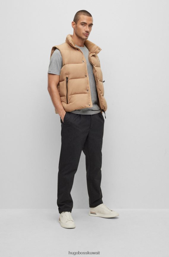 4TFNJN2240 رمادي فاتح Hugo Boss تيشيرت بشعار الماركة بمقاس عادي مصنوع من قطن الجيرسيه باللون الرمادي الفاتح من Hugo