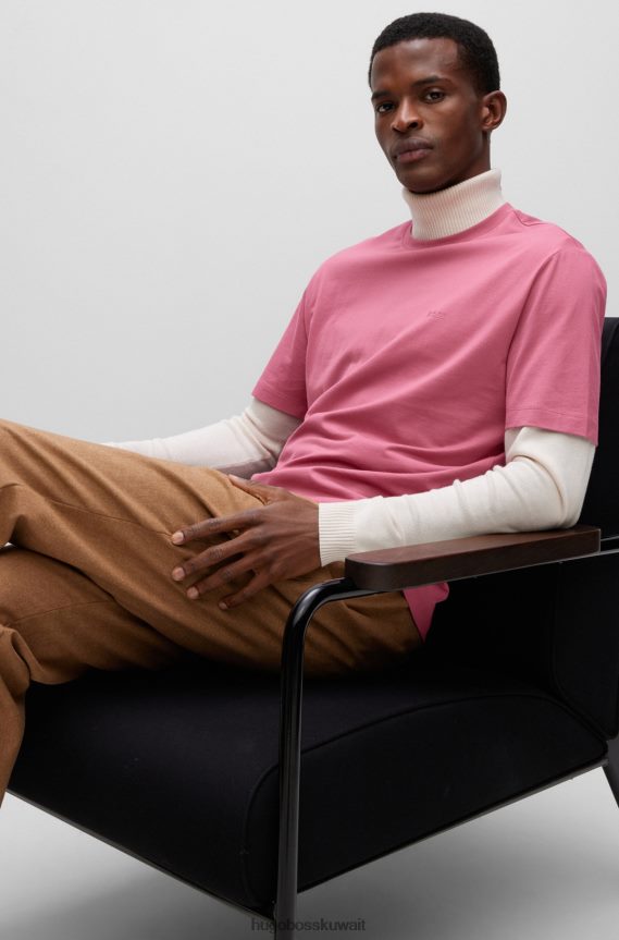 4TFNJN2241 وردي فاتح Hugo Boss تيشيرت بشعار الماركة ذو قصة عادية باللون الوردي الفاتح مصنوع من قطن جيرسي هوغو