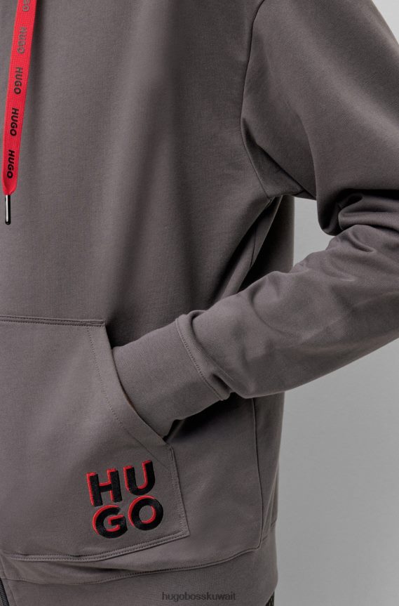 4TFNJN2250 الرمادي الداكن Hugo Boss سترة بغطاء للرأس بسحاب من Hugo باللون الرمادي الداكن مع شعار مكدس