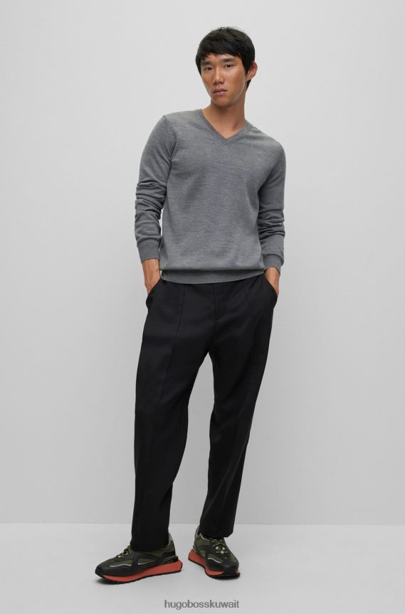 4TFNJN2252 رمادي فاتح Hugo Boss سترة ضيقة برقبة على شكل حرف V من الصوف البكر باللون الرمادي الفاتح من هوغو