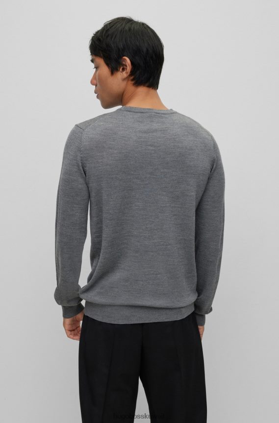 4TFNJN2252 رمادي فاتح Hugo Boss سترة ضيقة برقبة على شكل حرف V من الصوف البكر باللون الرمادي الفاتح من هوغو