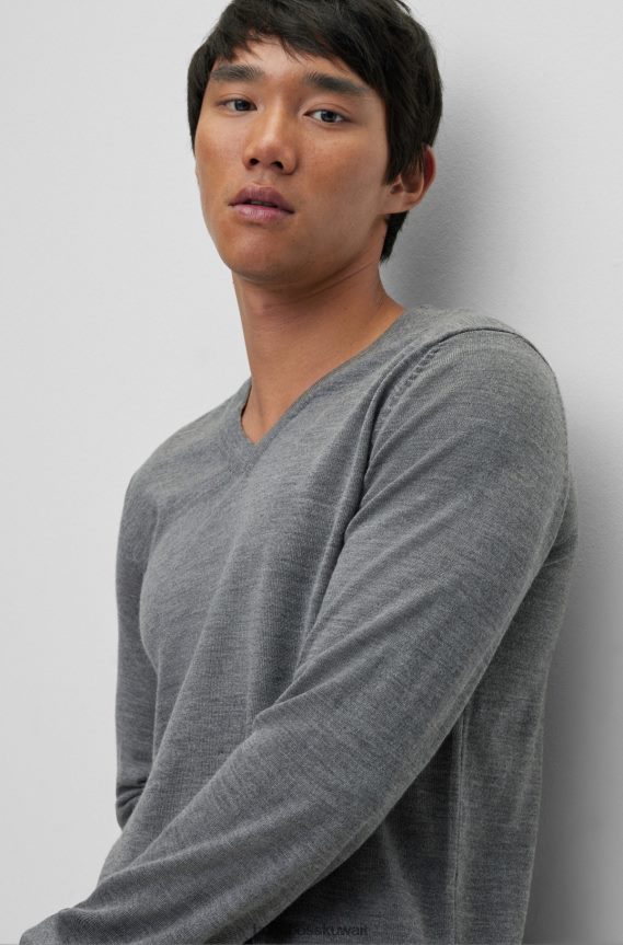 4TFNJN2252 رمادي فاتح Hugo Boss سترة ضيقة برقبة على شكل حرف V من الصوف البكر باللون الرمادي الفاتح من هوغو