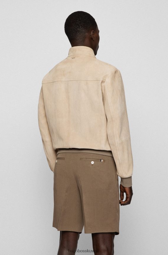 4TFNJN2270 البيج الفاتح Hugo Boss سترة بومبر من جلد الغزال باللون البيج الفاتح من Hugo بمقاس نحيف