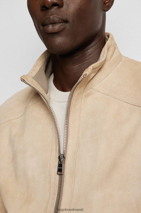 4TFNJN2270 البيج الفاتح Hugo Boss سترة بومبر من جلد الغزال باللون البيج الفاتح من Hugo بمقاس نحيف