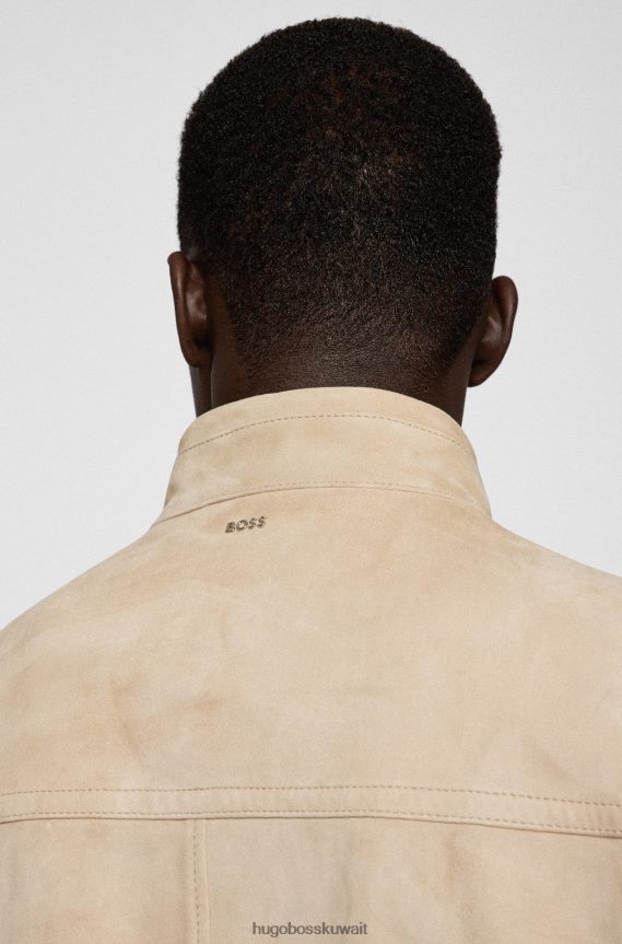 4TFNJN2270 البيج الفاتح Hugo Boss سترة بومبر من جلد الغزال باللون البيج الفاتح من Hugo بمقاس نحيف